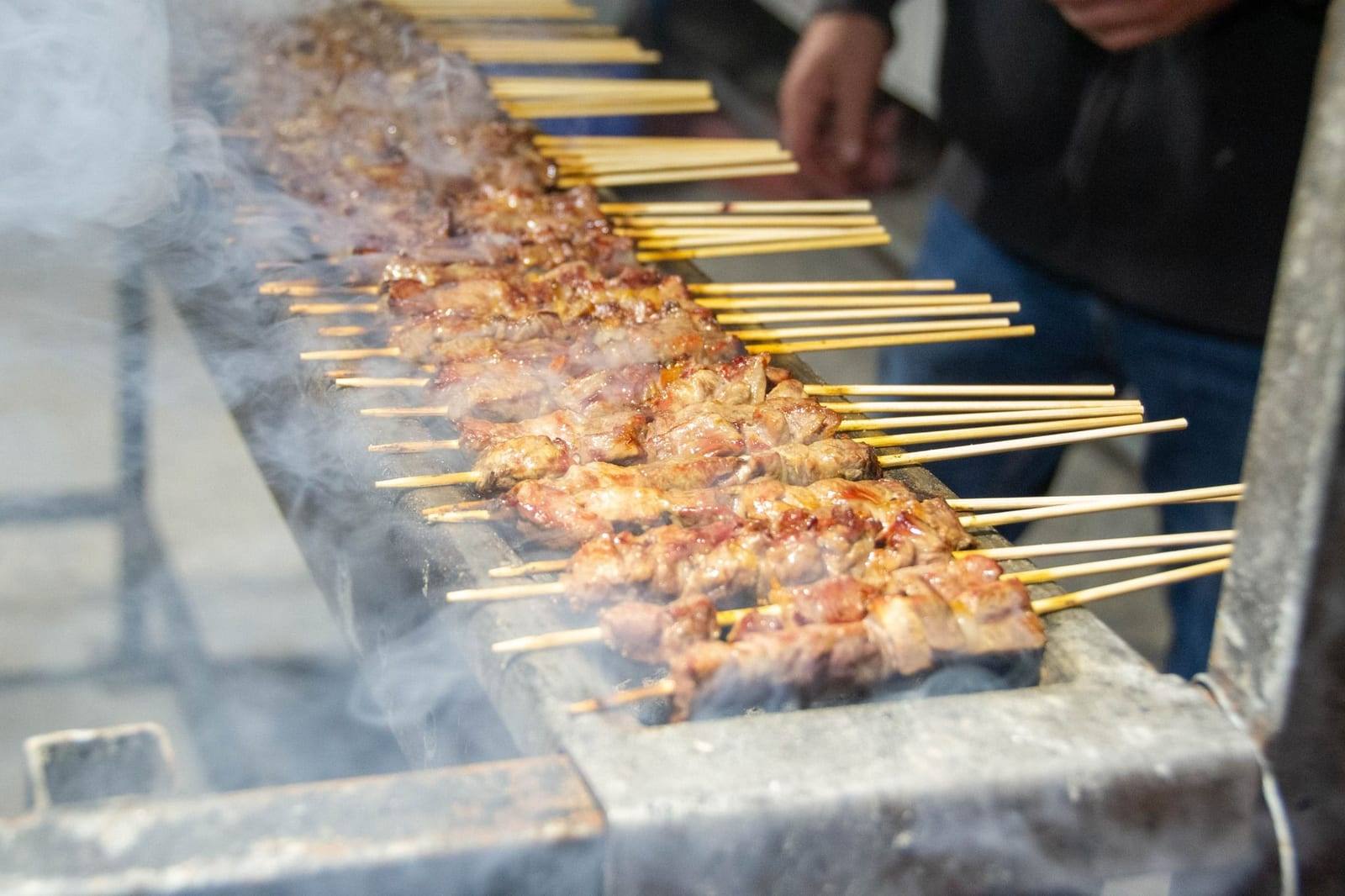 Arrosticini sulla brace avvolti dal fumo