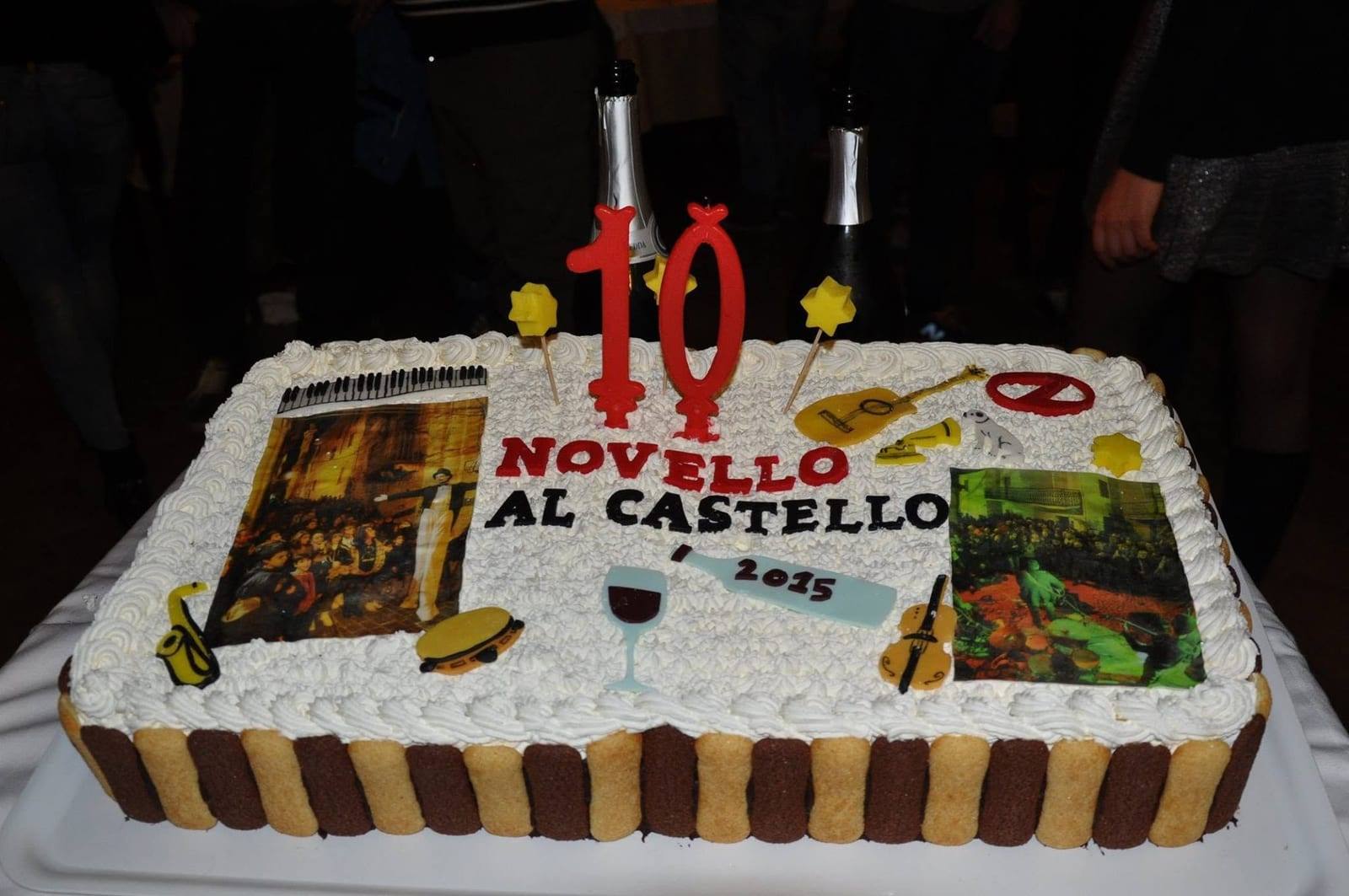 La torta con il numero 10 e la scritta “Novello al Castello 2015”